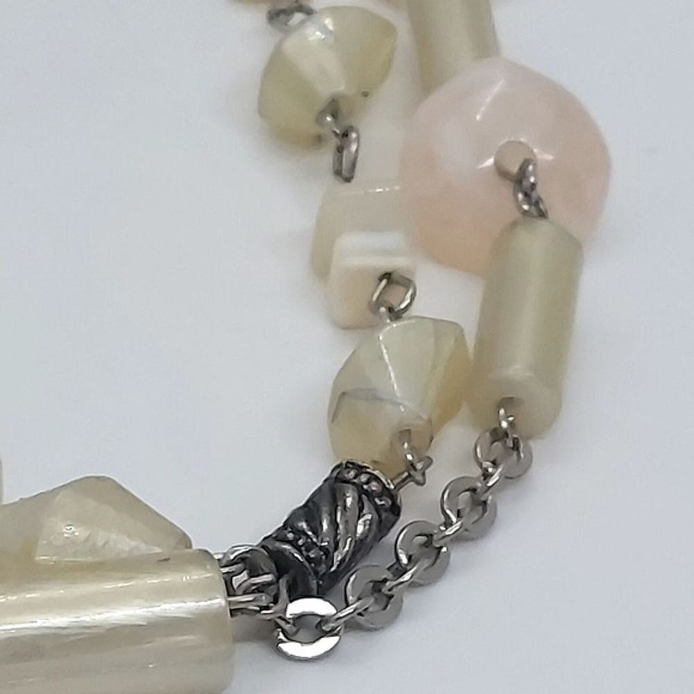Long beige‎ pink acrylic bead necklace - Picture 3 of 6